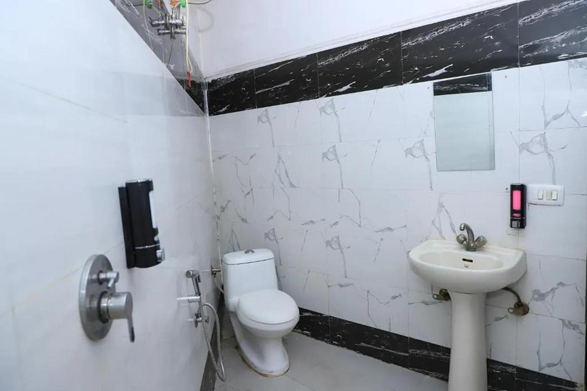 ניו דלהי Hotel Global Inn By Quality Inn מראה חיצוני תמונה